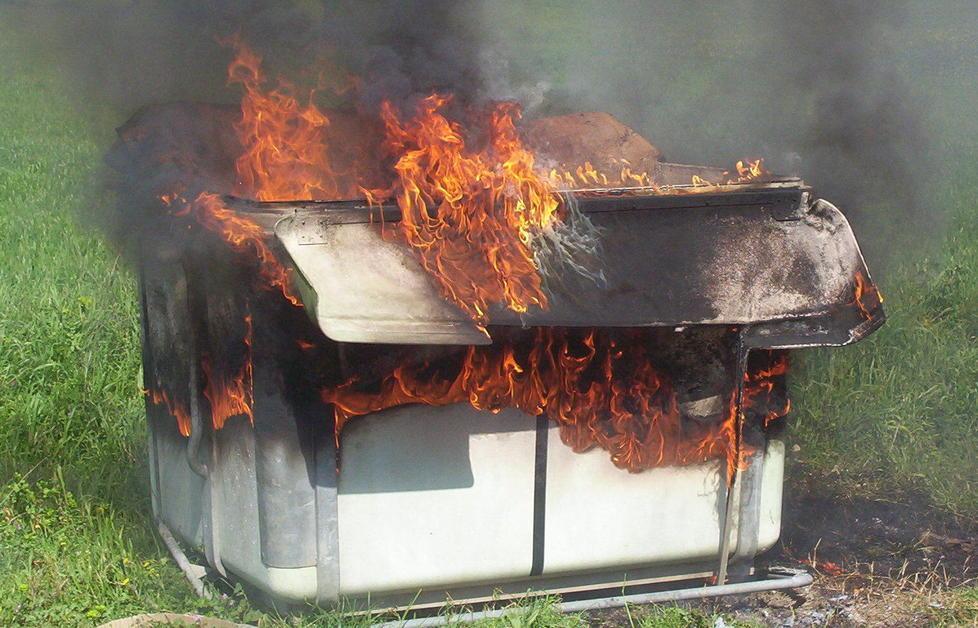 Altri cassonetti in fiamme torna la paura del piromane 