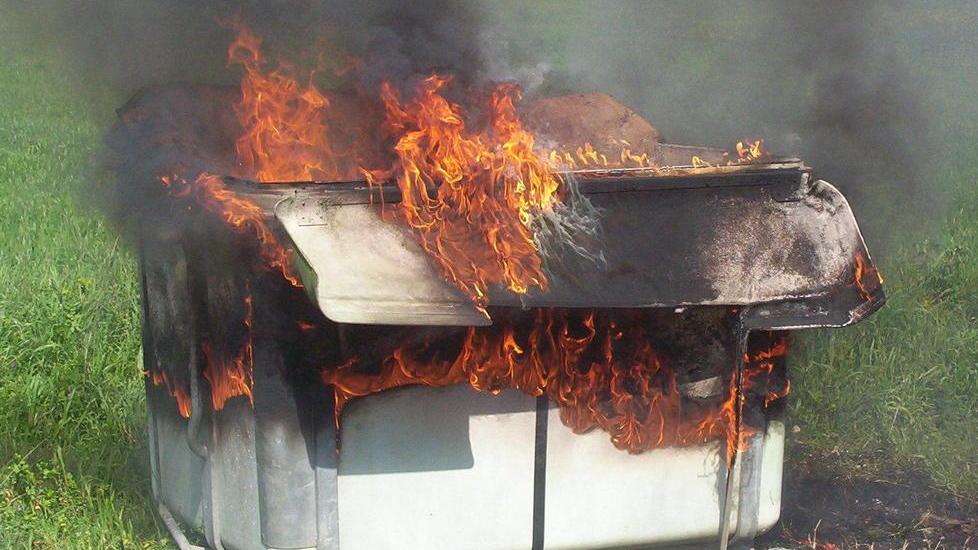 Altri cassonetti in fiamme torna la paura del piromane