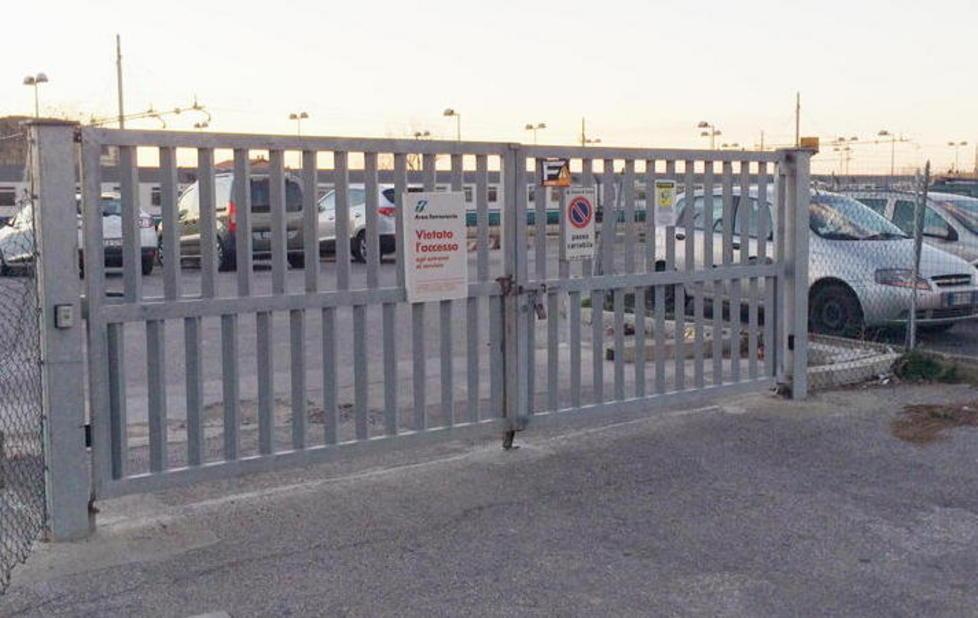 Parcheggio vietato i ferrovieri occupano gli stalli del centro 