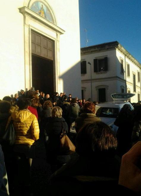 Una folla saluta Maria Spiga la maestra dolce e gentile 