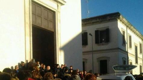 Una folla saluta Maria Spiga la maestra dolce e gentile