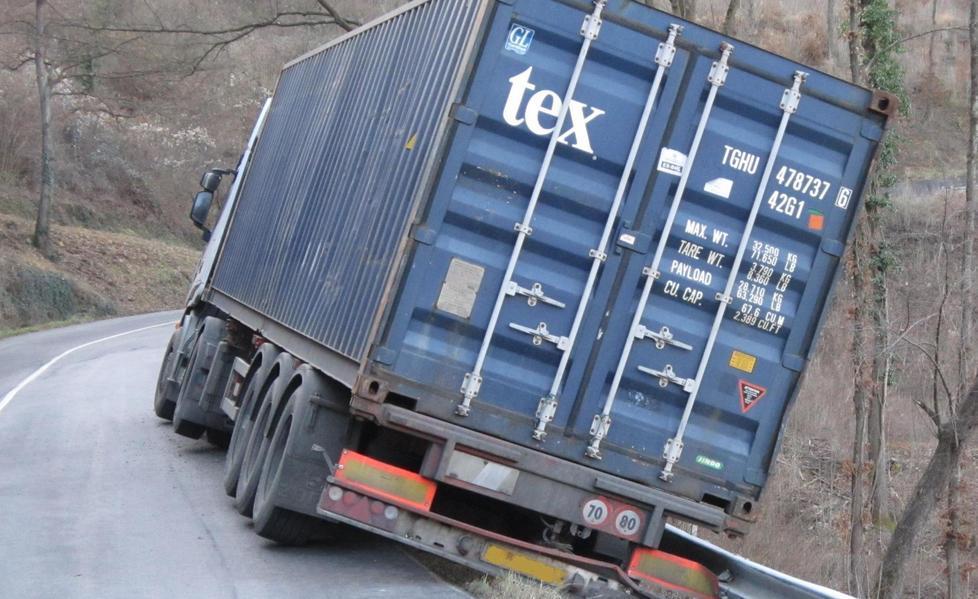 Montese, un tir in bilico sul burrone