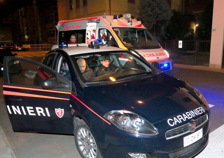 Armati di coltello braccano un giovane