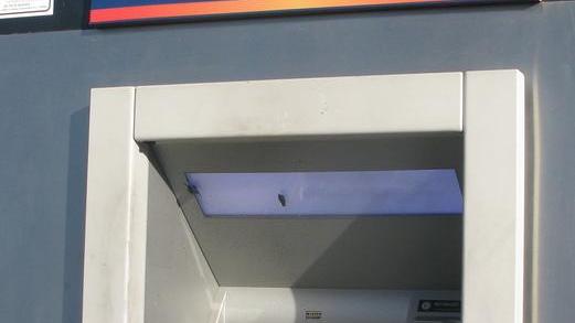 Banditi fanno esplodere il bancomat