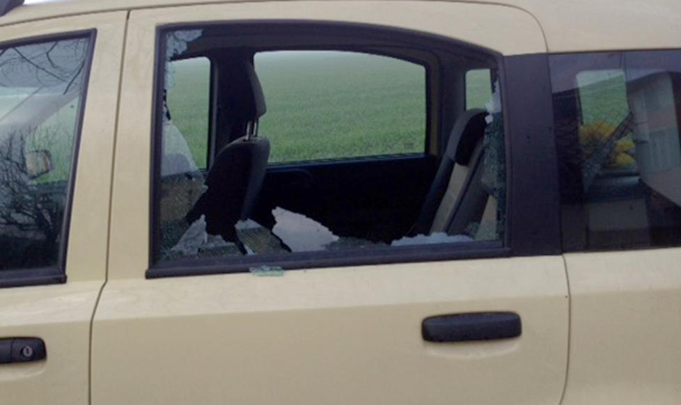 Sei auto distrutte dai vandali 