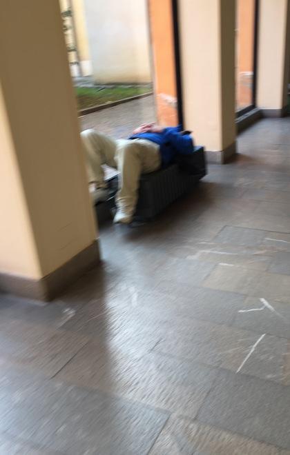 «Gente che bivacca in ospedale» 