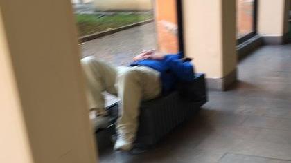 «Gente che bivacca in ospedale»