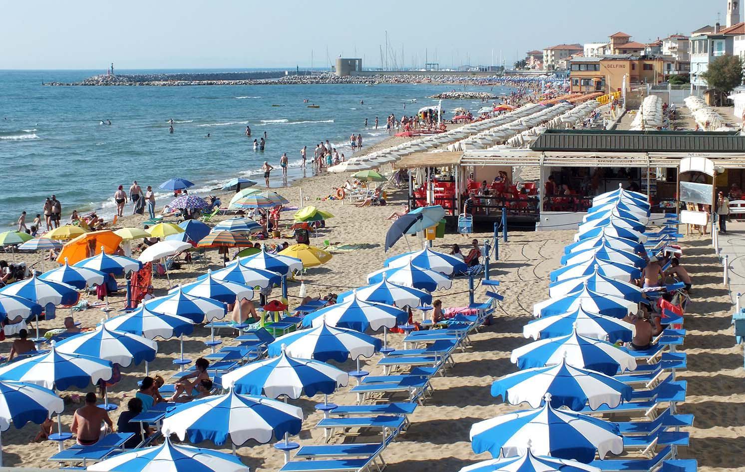 Un tratto di spiaggia a San Vincenzo (foto Paolo Barlettani)