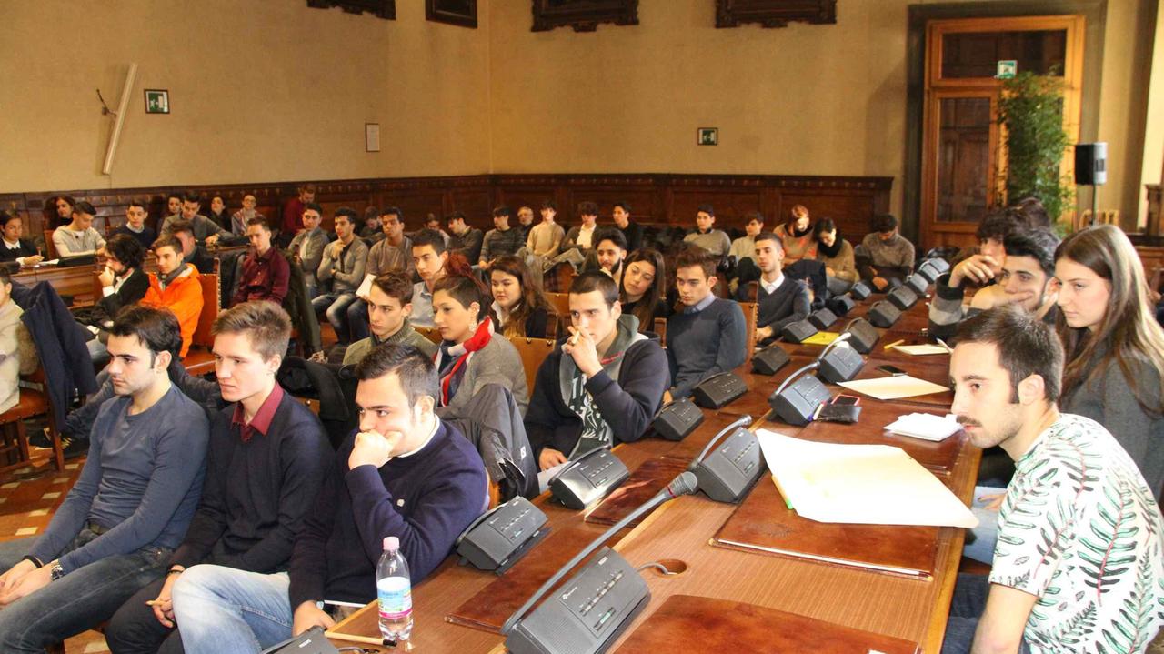 La consulta degli studenti nella sala consiliare