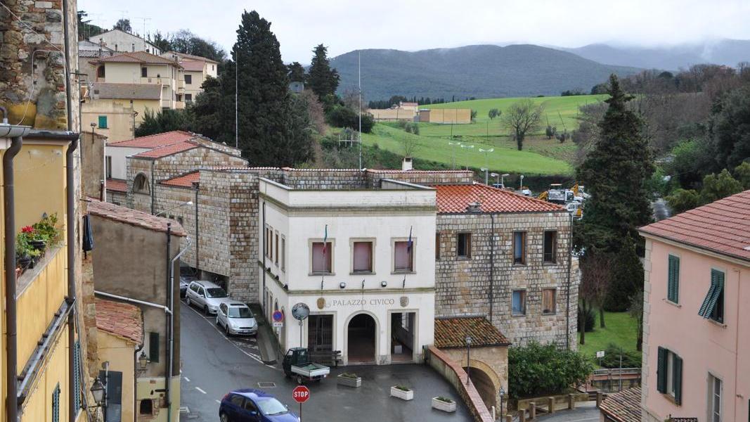 Il municipio di Bibbona (foto Falorni/Silvi)