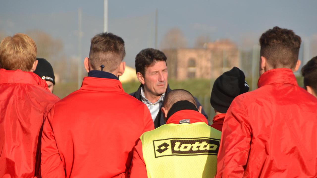 Il direttore generale Giovanni Galli catechizza i calciatori rossoneri