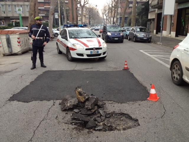 La buca al centro della carreggiata di viale Montegrappa