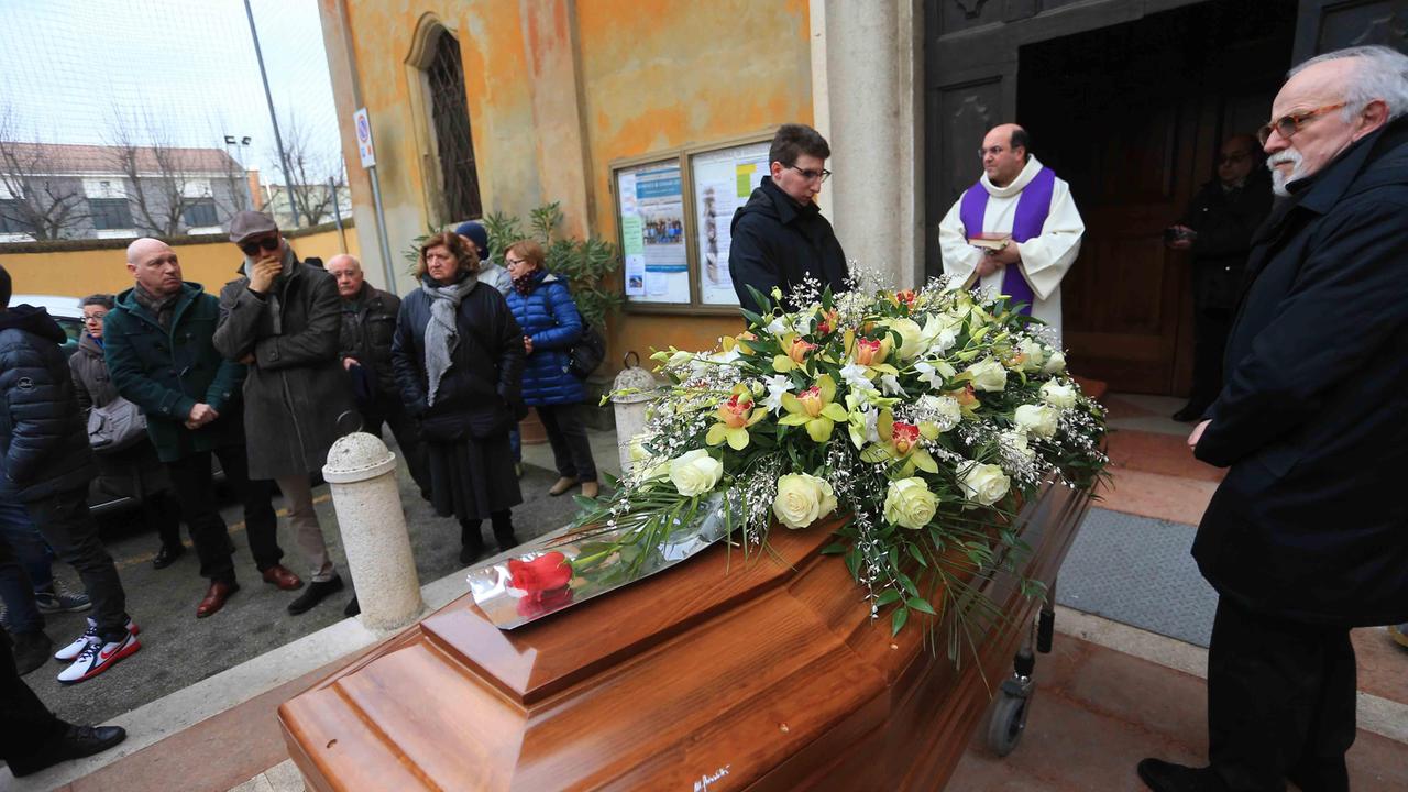 Chiesa gremita per l'ultimo saluto a Davide