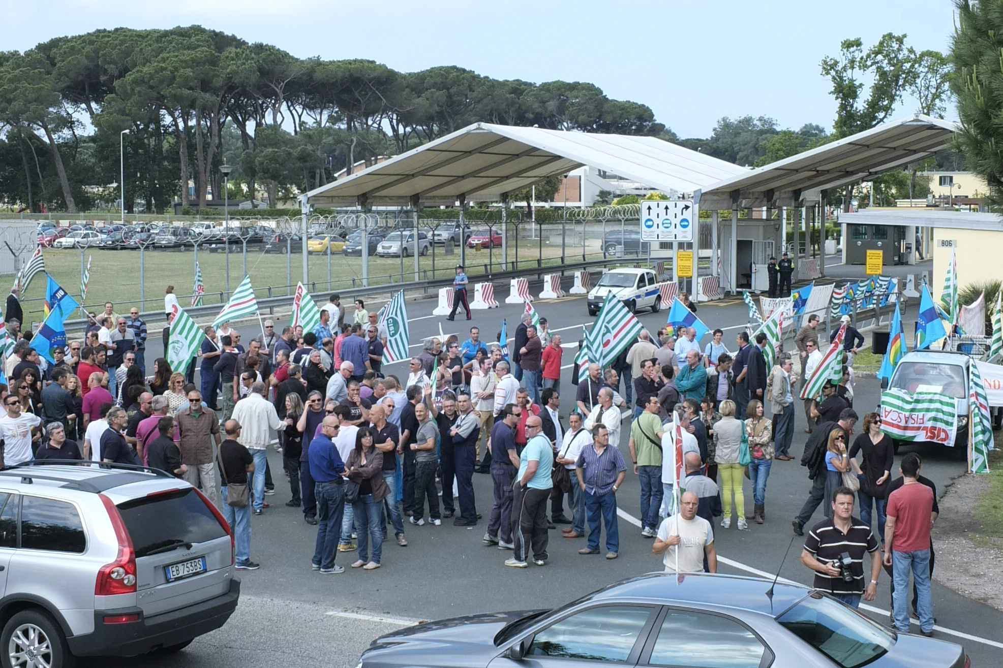 Una manifestazione sindacale davanti la base di Camp Darby