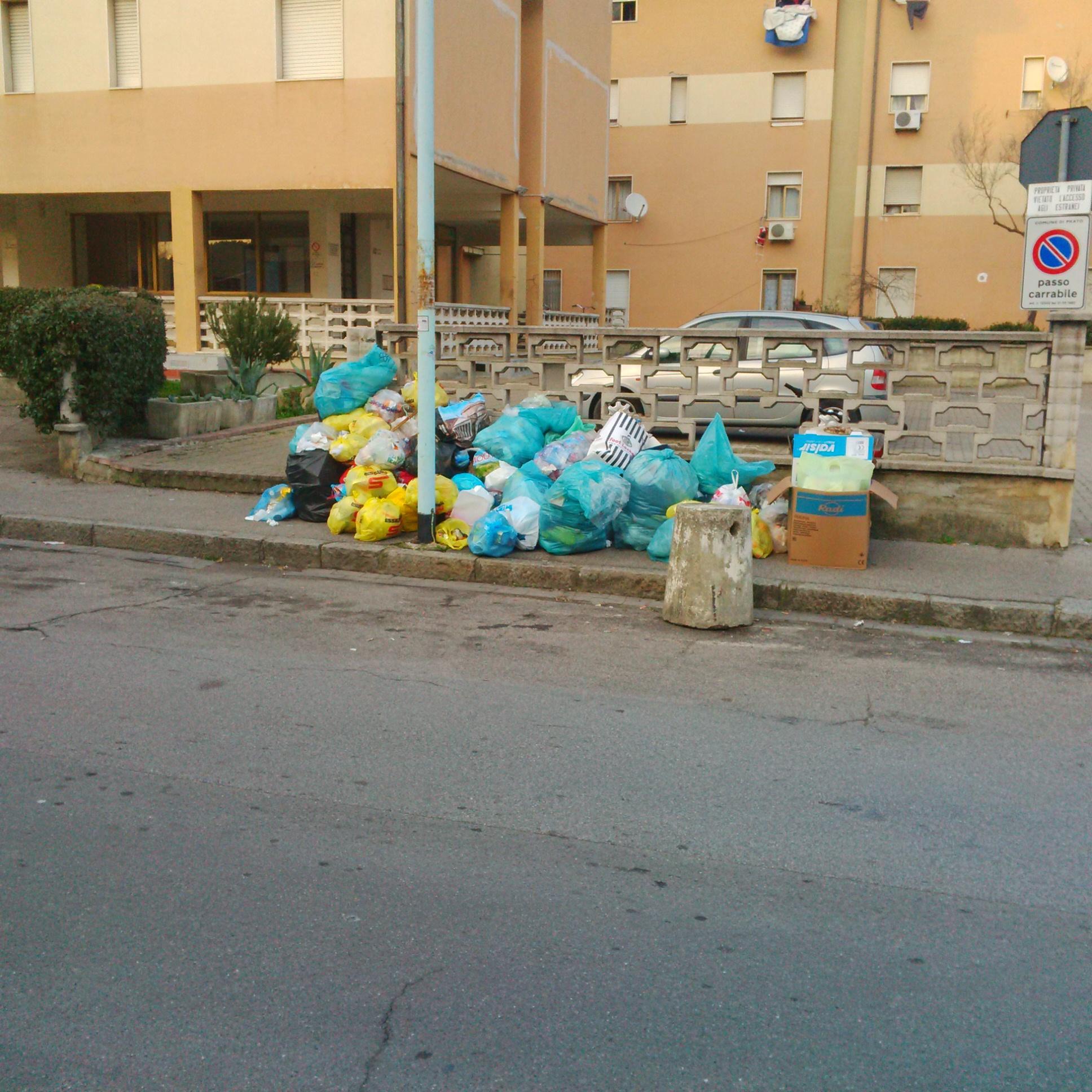 La foto dei rifiuti in via Barsanti che ci ha inviato Claudio Ugolini