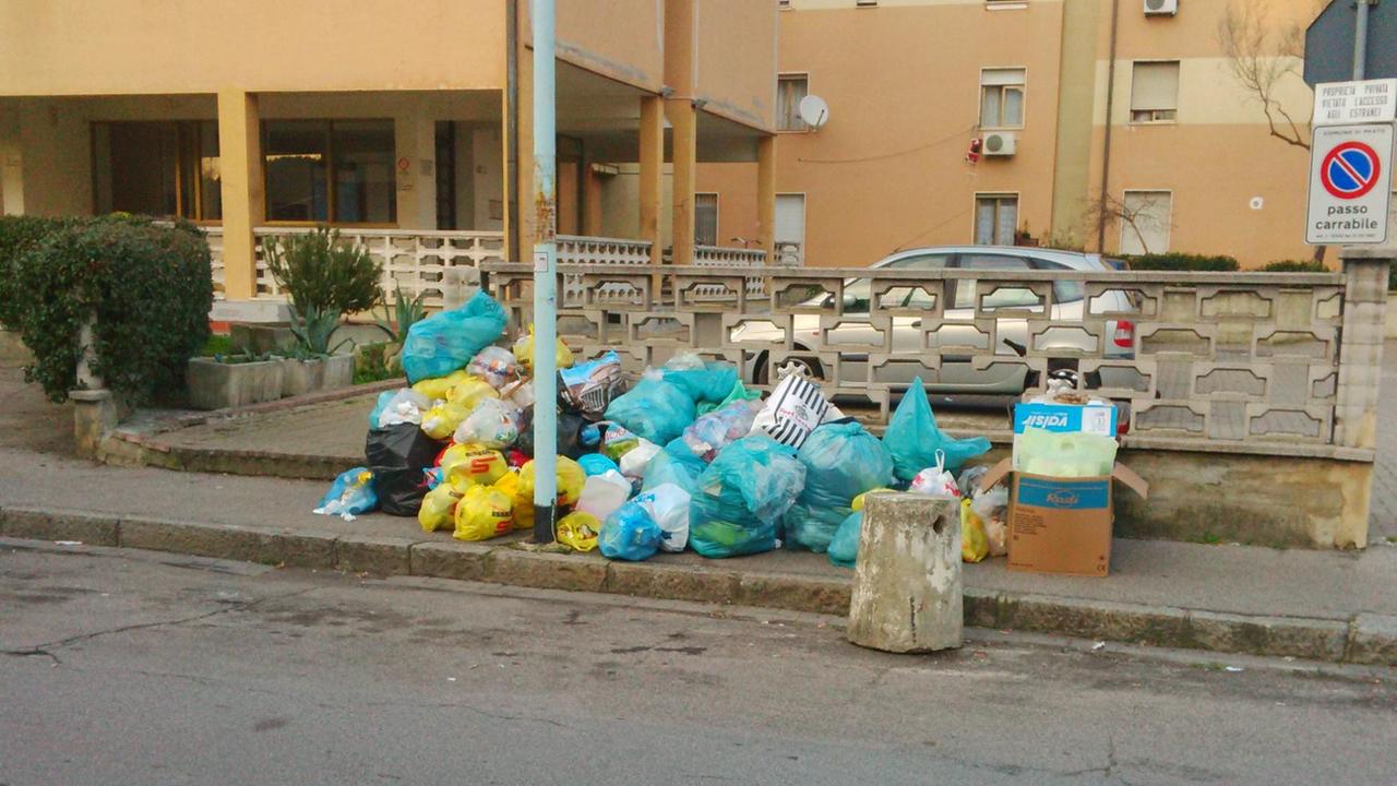 La foto dei rifiuti in via Barsanti inviataci da Claudio Ugolini