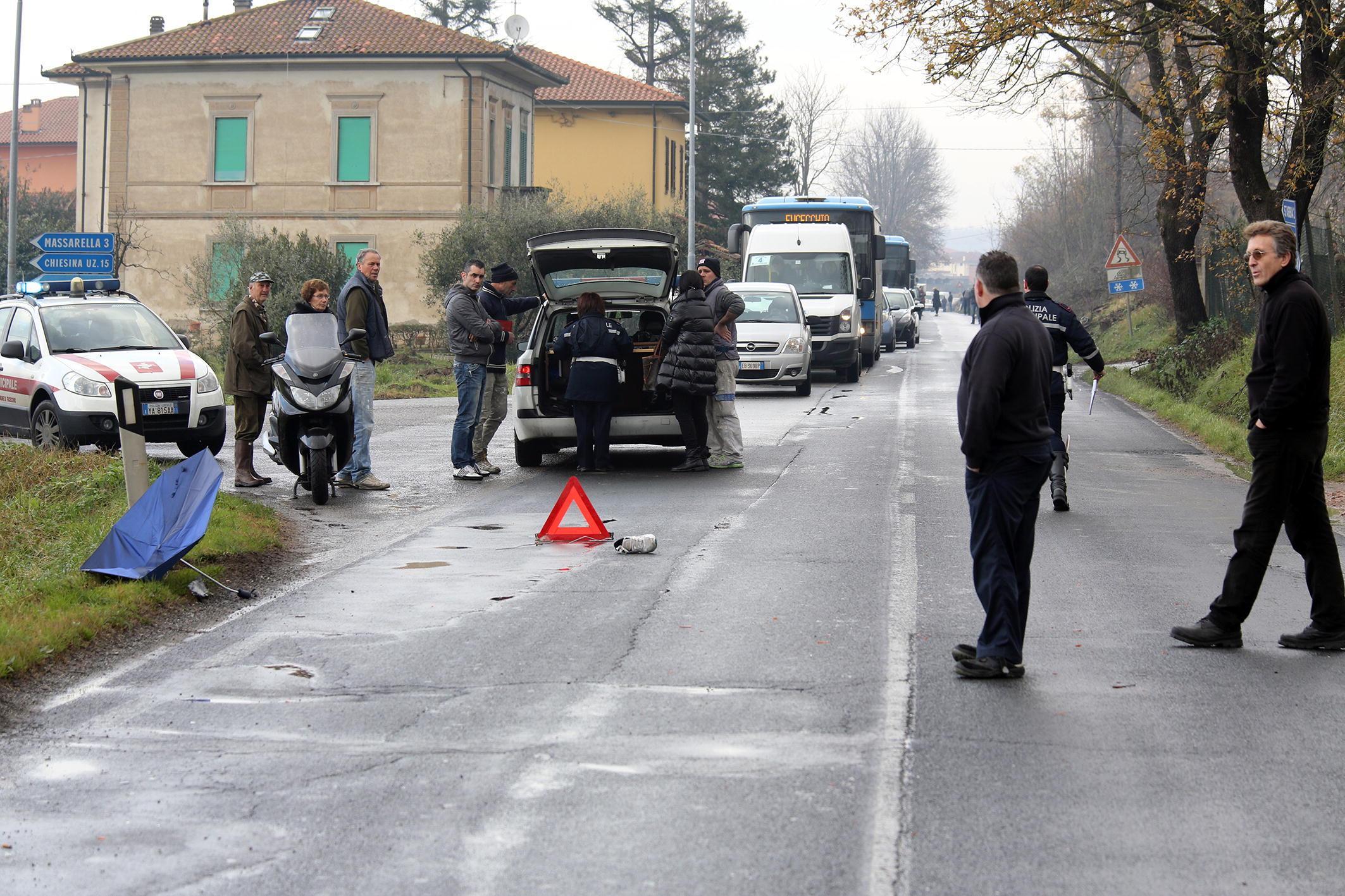 I rilievi sul luogo dell'incidente sulla Francesca Sud (Foto Agenzia Carlo Sestini)