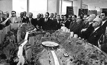 Una scena di "Mani sulla città di Rosi"
