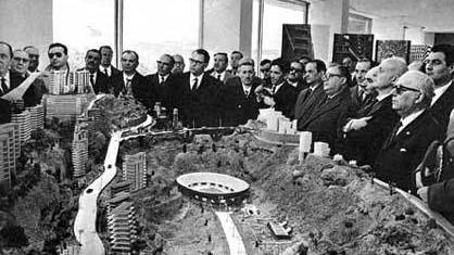 Una scena di "Mani sulla città di Rosi"