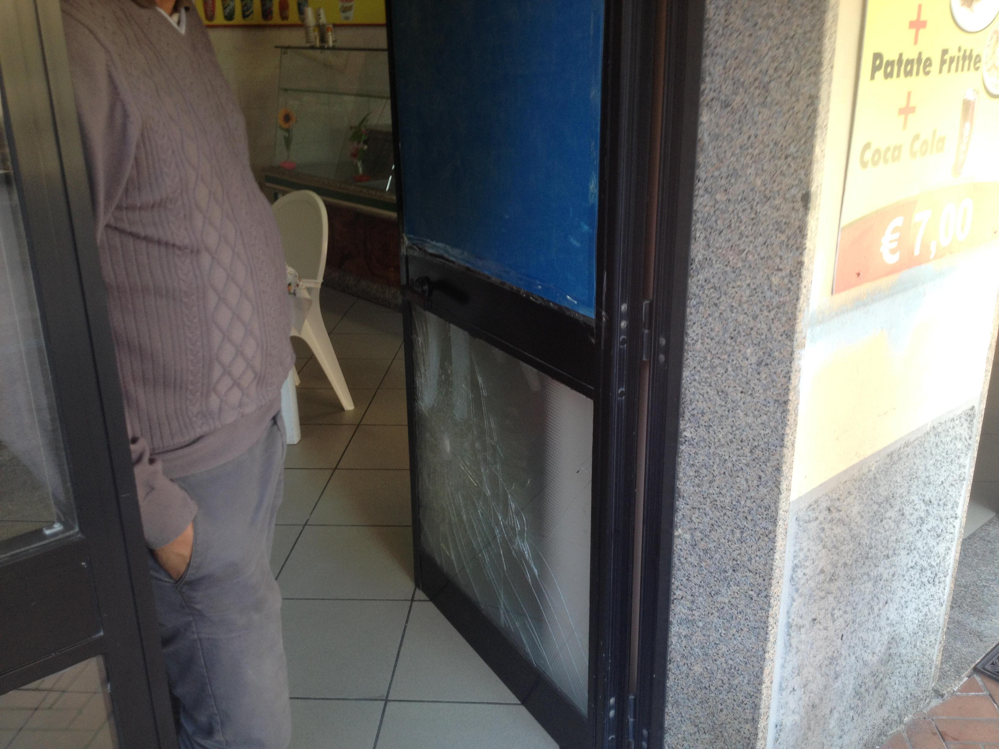 La vetrina del kebab in via Carducci sfondata a bastonate