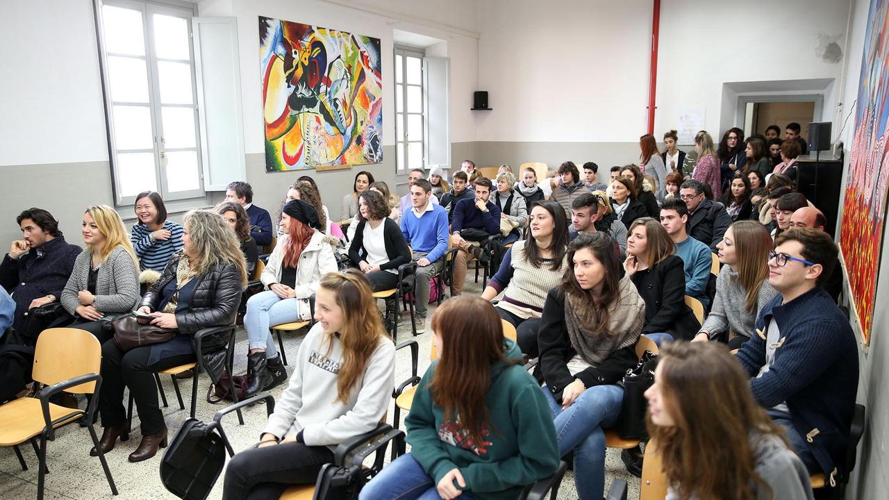 Studenti del Lorenzini durante una manifestazione a scuola
