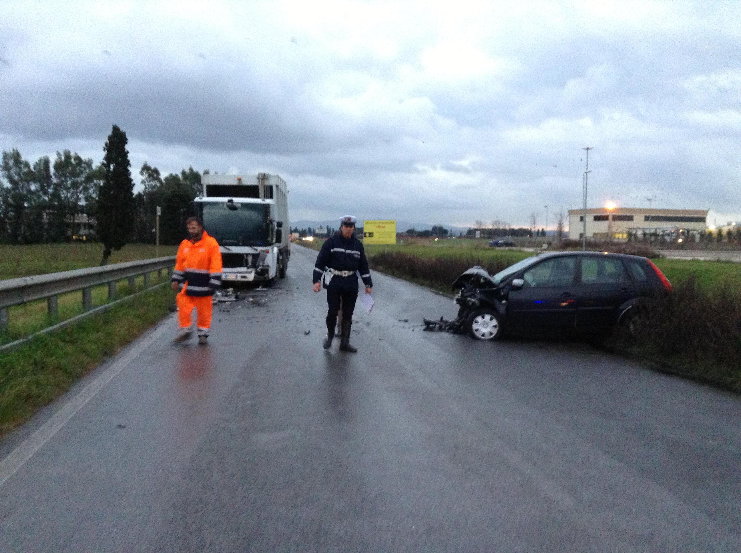 Con l'auto contro un camion, grave un uomo di sessant'anni