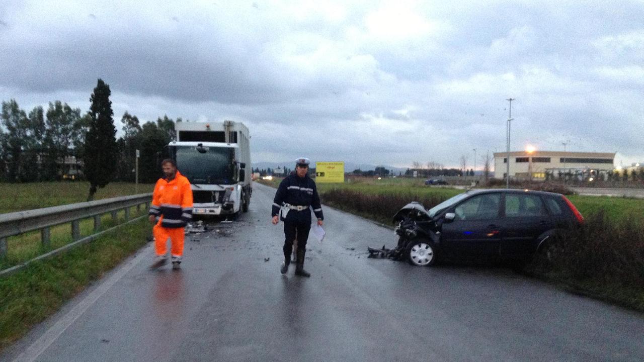 Con l'auto contro un camion, grave un uomo di sessant'anni
