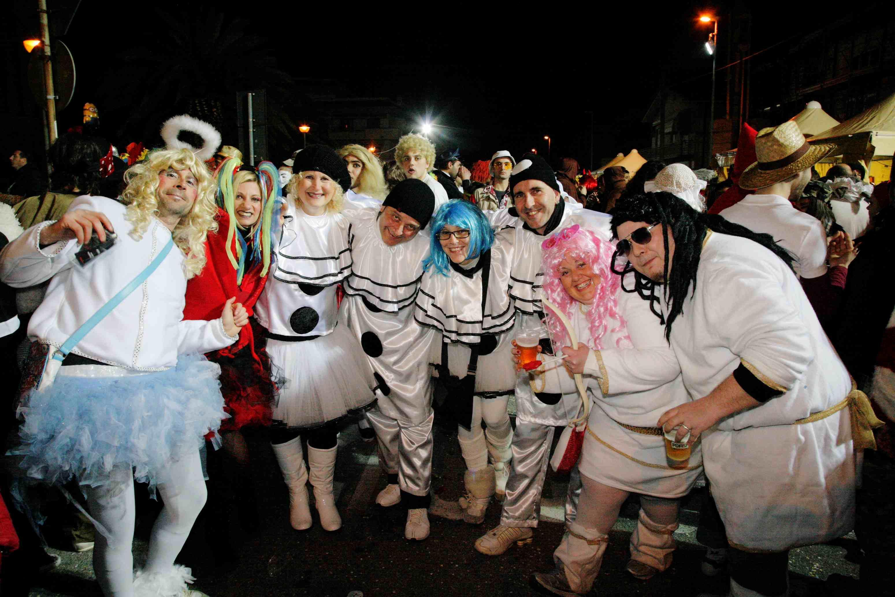 Ragazzi in maschera durante una festa rionale (foto d'archivio)