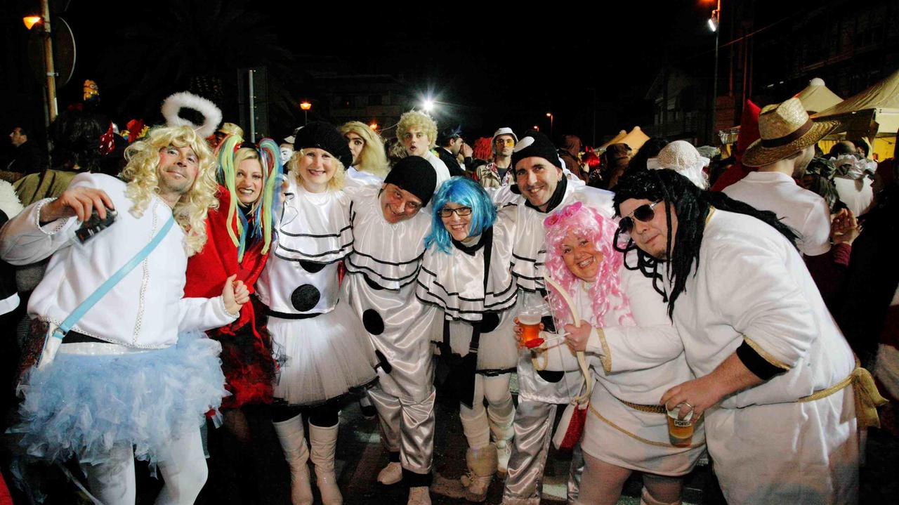 Ragazzi in maschera durante una festa rionale (foto d'archivio)
