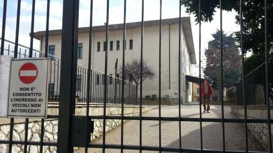 L'esterno della scuola Bartolini di Vaiano