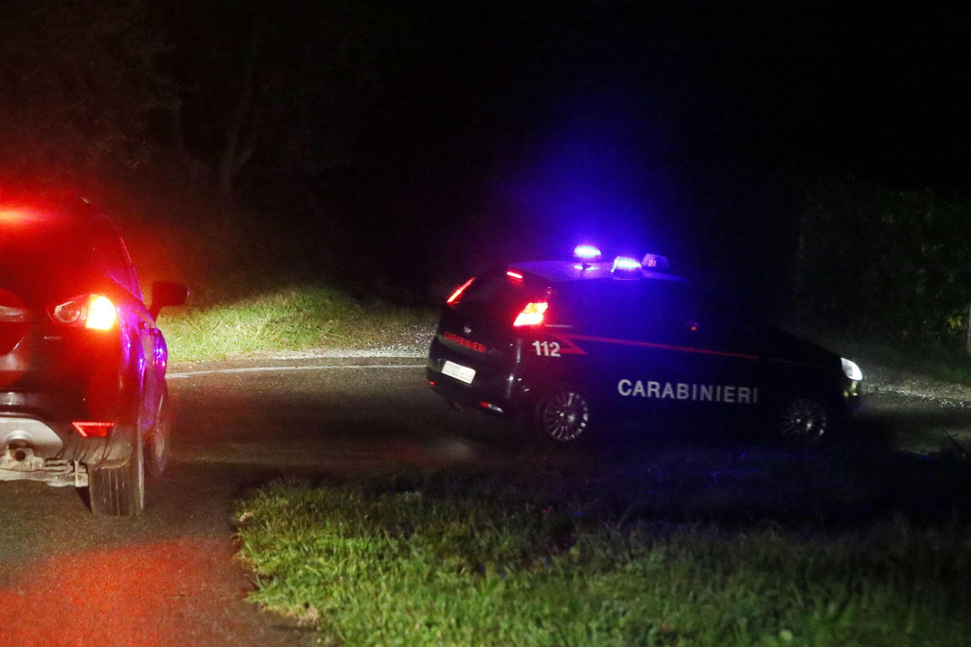 I carabinieri scendo lungo la via Cessana dopo aver eseguito i rilievi sul luogo della tragedia (Foto Nucci)