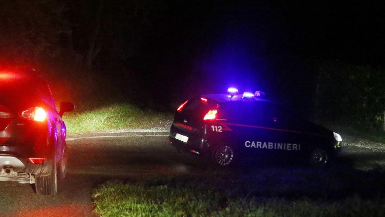 I carabinieri scendo lungo la via Cessana dopo aver eseguito i rilievi sul luogo della tragedia (Foto Nucci)