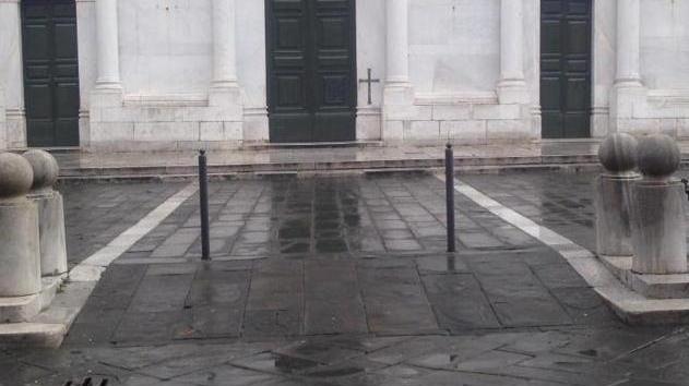 San Michele, scoppia la guerra dei pioli