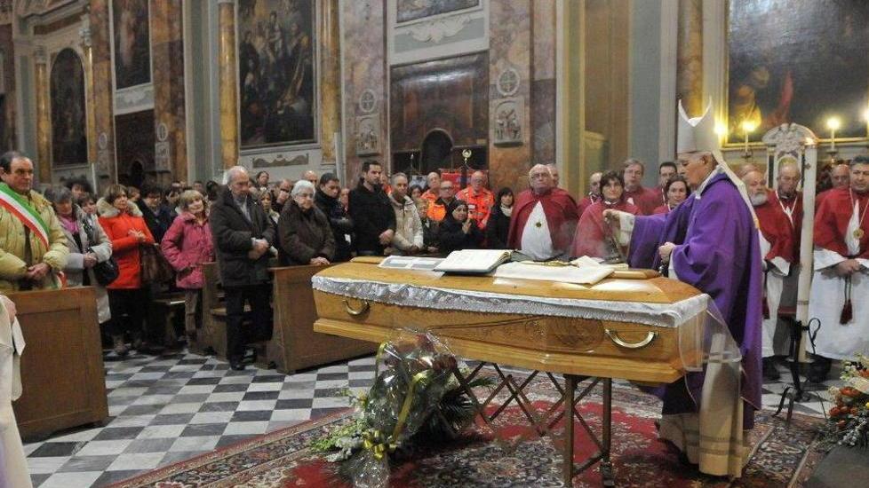 Tutta Buggiano in lacrime ai funerali di padre Franco