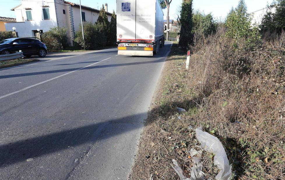 Rifiuti abbandonati lungo la 429 