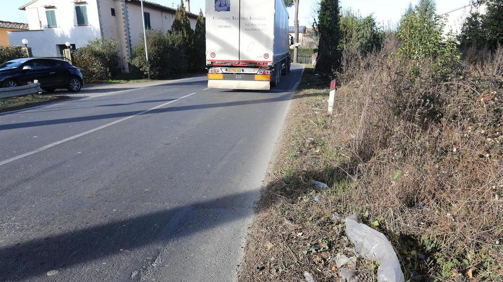 Rifiuti abbandonati lungo la 429