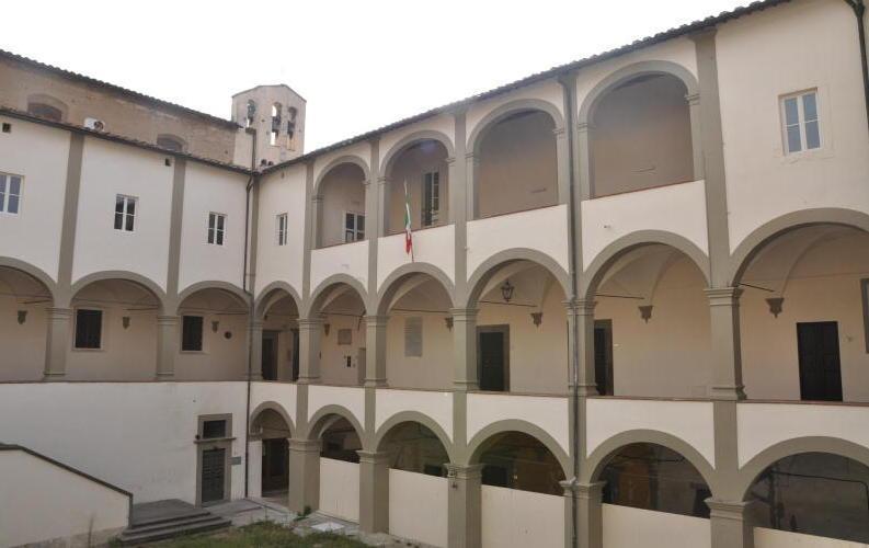 Escrementi e sporco sotto i loggiati 