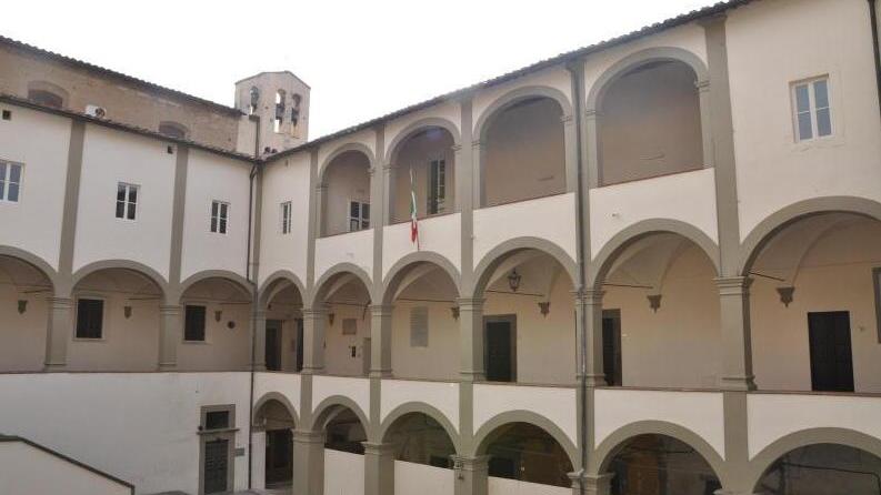 Escrementi e sporco sotto i loggiati