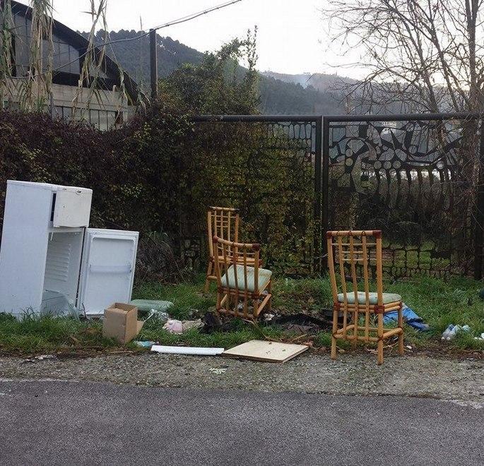 Buca in via Indipendenza a Camaiore discarica abusiva