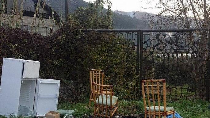 Buca in via Indipendenza a Camaiore discarica abusiva