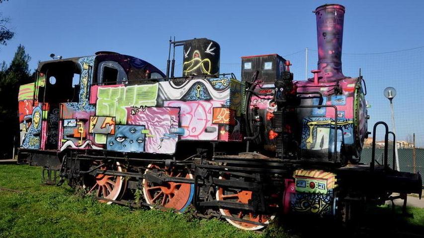 Villaggio scolastico la locomotiva si colora d’arte
