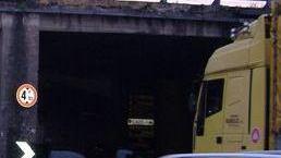 Per evitare l’arresto colpisce un agente e si getta in un fosso