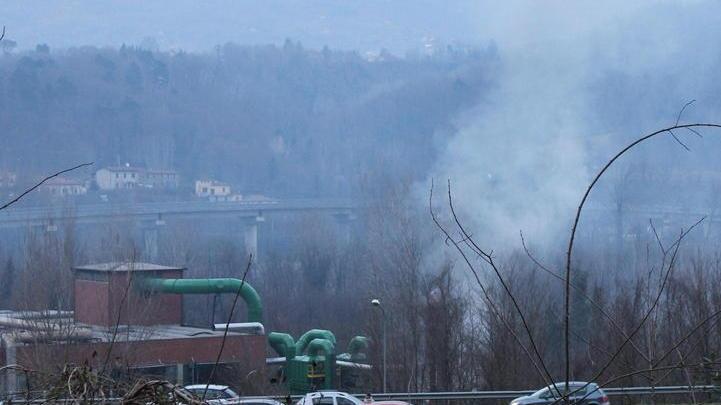 Fiamme alle bricchette, paura per i fumi