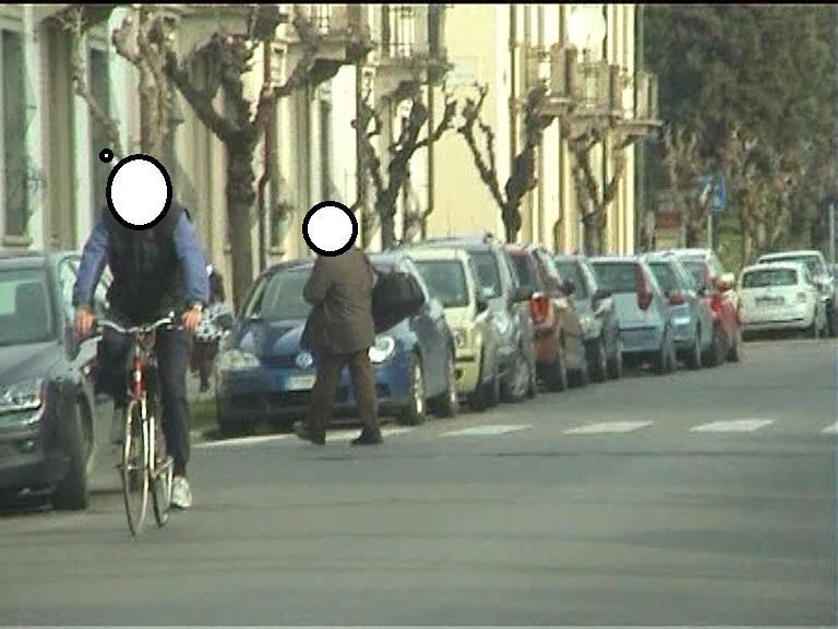 Sono in malattia ma lavorano come muratore e domestica 