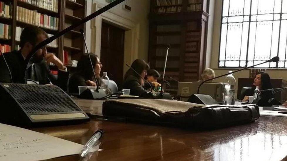 La delusione del popolo in canotta rossa