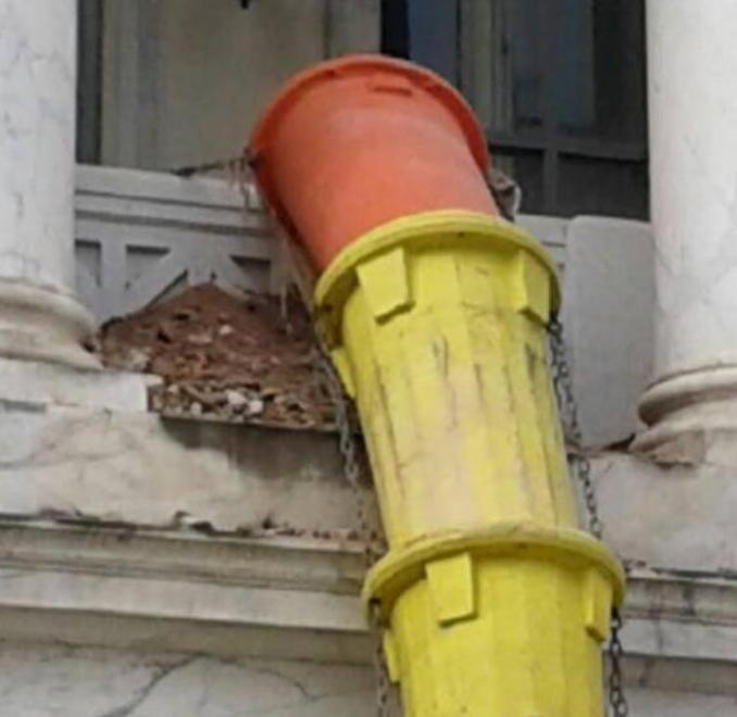 Sui marmi degli Animosi fissato il tubo per i rifiuti edili 