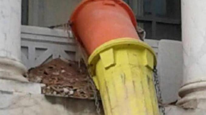 Sui marmi degli Animosi fissato il tubo per i rifiuti edili