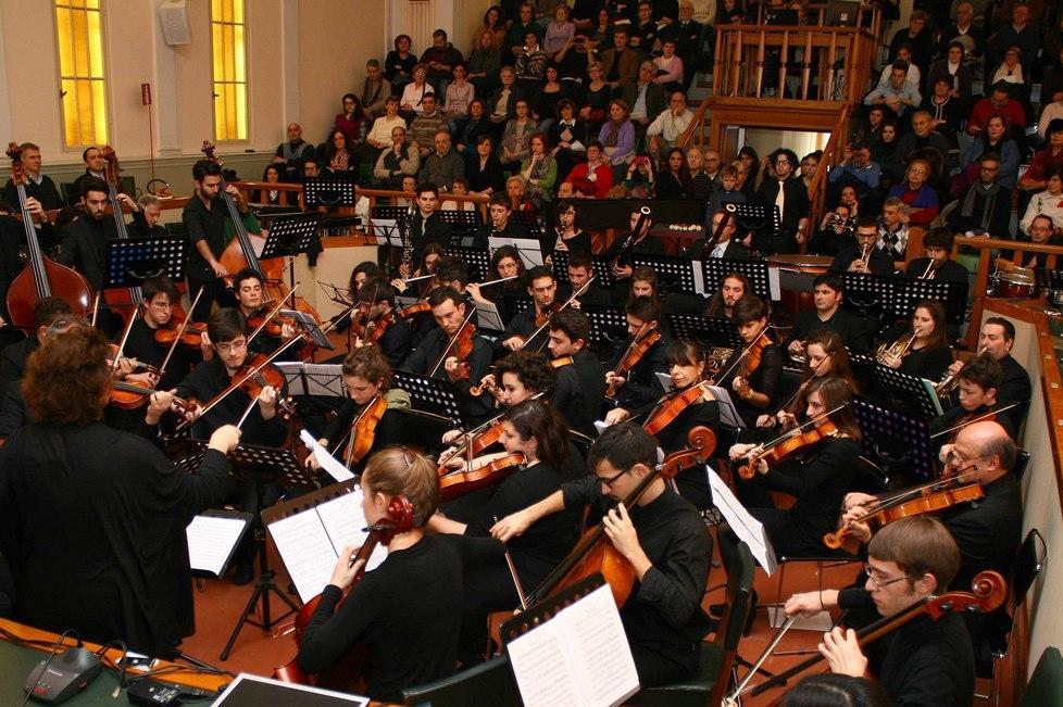 Consiglio comunale, esordio in musica 