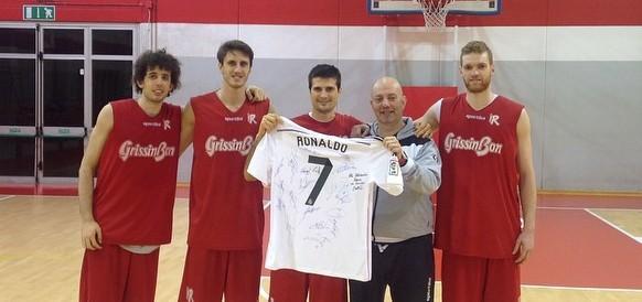 Ancelotti regala la maglia di Cristiano Ronaldo al club