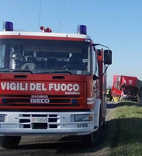 Scontro furgone e camion Ferito uno dei conducenti 